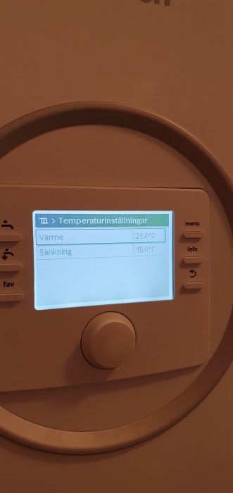 Värmepumpens kontrollpanel visar menyn för temperaturinställningar med värme på 21,0°C och sänkning 15,0°C.