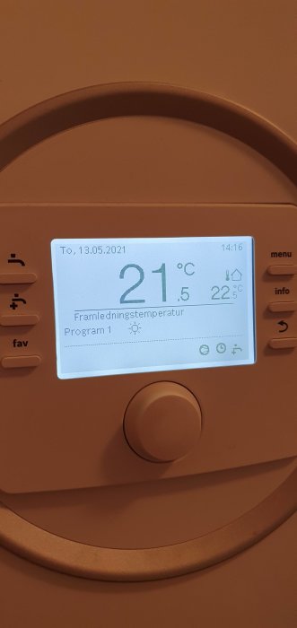 Display på värmepump med inställningar visande 21,5 °C framledningstemperatur och datum/tid.