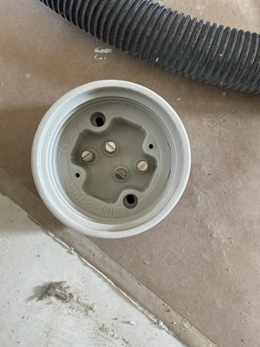 Takdosa på golv med genomföringsrör i väggen intill, klar för elanslutning.