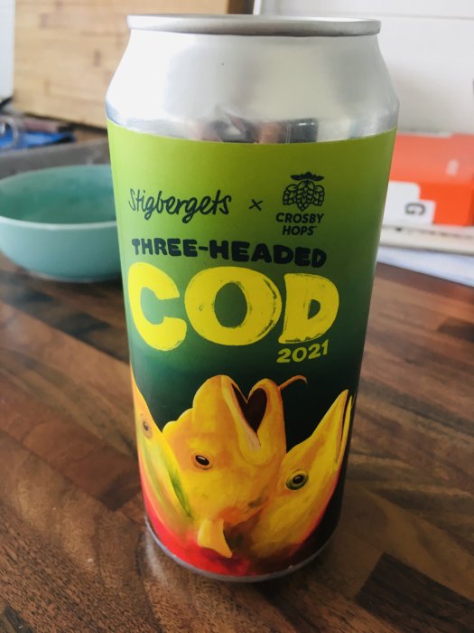 Burk med ölet "Three Headed Cod" från Stigbergets med unik design på etiketten.