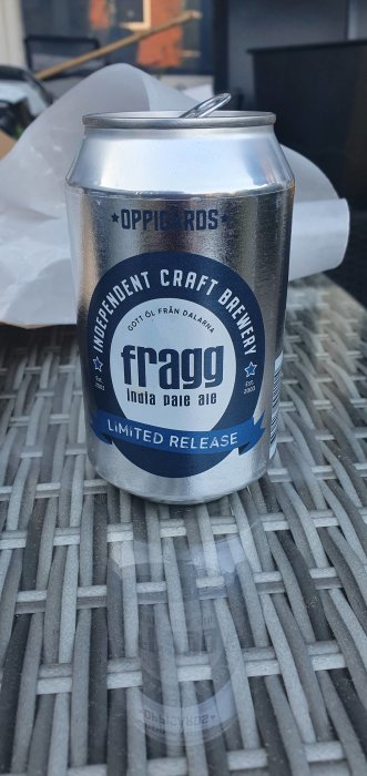 Aluminiumburk med Oppigårds India Pale Ale på ett flätat bord, rekommenderas för IPA-älskare.