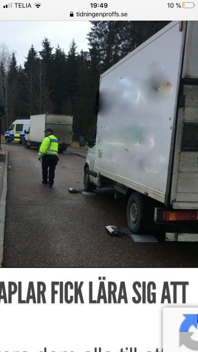 Polis väger ett fordon med en bärbar våg på en vägkant.