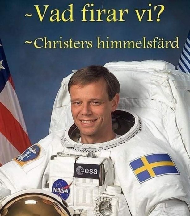 Leende astronaut i rymddräkt med svensk flagga, NASA och ESA-märken, text om "Christers himmelsfärd".
