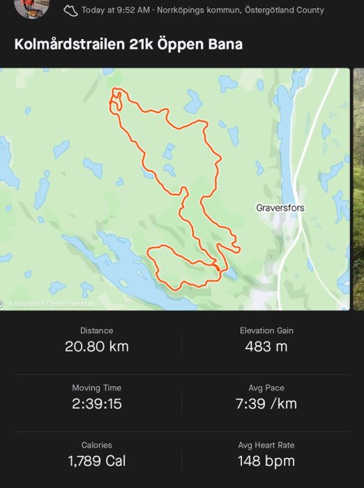 Karta över Kolmårdsträilen 21 km med rutt markerad i rött, 483 m höjdökning.