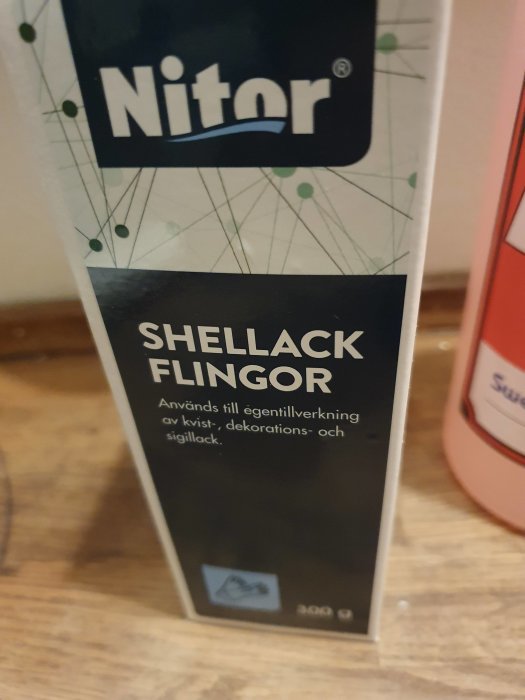 Förpackning av Nitor shellack flingor på 300 gram för egentillverkning av lack.