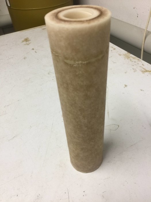 Använd filterpatron täckt med bottensats på ett bord.