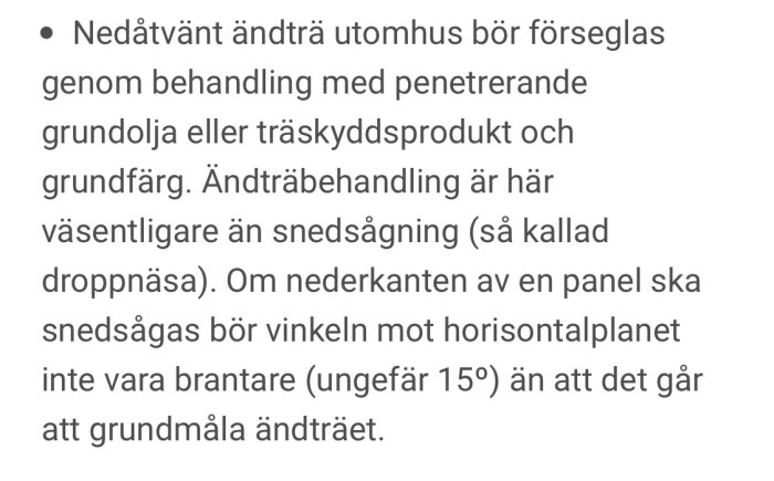 Text från en byggmanual som beskriver vikten av att försegla och grunda ändträ för utomhusbruk.