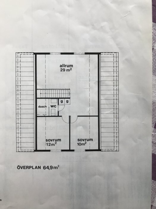 Ritning av överplan för hus med allrum, två sovrum, dusch och WC, totalt 64,9 kvm.