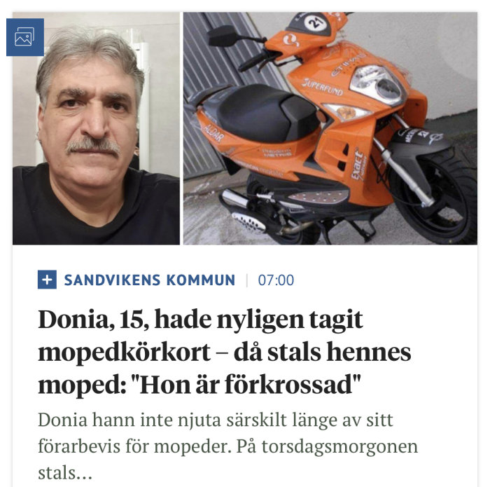Man ser på en orange moped parkerad vid en trottoar och en del av en tidningsartikel.
