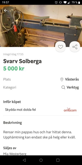 Gammal svarv i en verkstad omgiven av träbitar och verktyg.