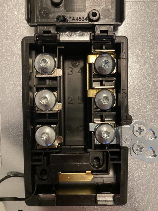 Öppen Perilex-kontakt med synliga skruvanslutningar och numrerade portar, ej inkopplad kabel.