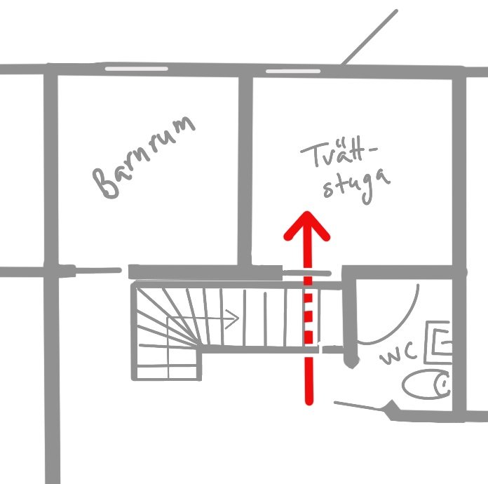 Ritning som visar planlösning med tänkt dörrpassage under inomhustrapp till tvättstuga.