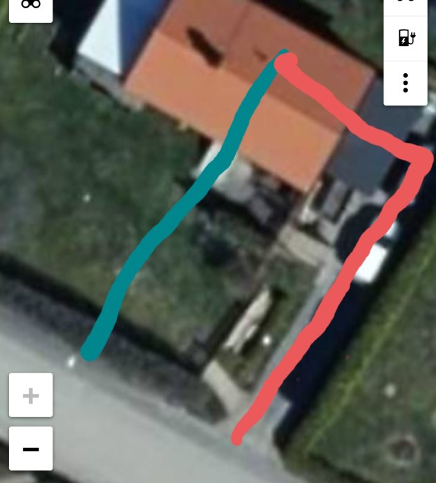 Luftfoto av ett hus med blå markerad befintlig dragning och röd markerad önskad dragning.