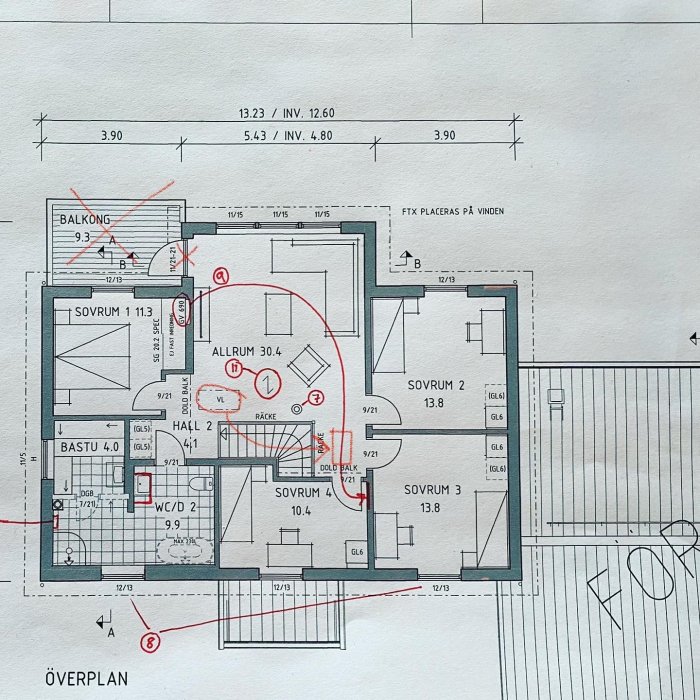 Utkast av husets övre planlösning med handskrivna noteringar och markeringar för möjlig tillbyggnad.
