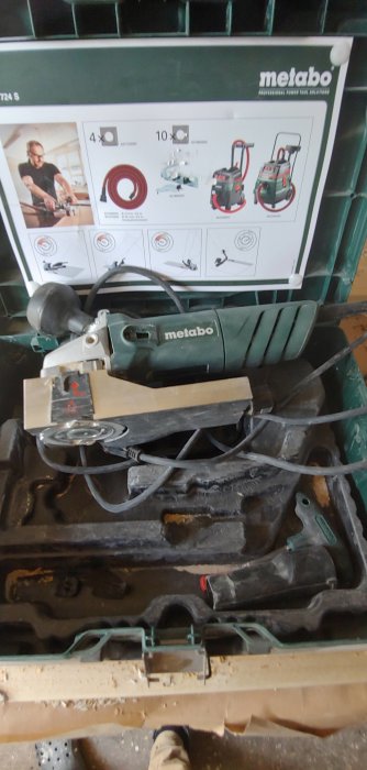 Använd lackfräs från Metabo, skadad med synliga träflis, säljes som renoveringsobjekt.