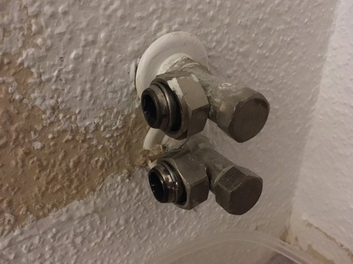 Bild på demonterad radiatoranslutning med synlig lös mutter och ej gängat rör.