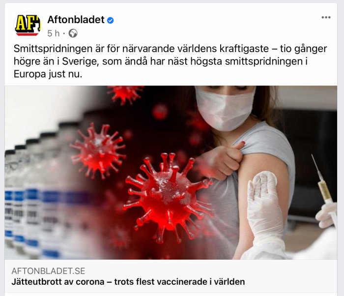 En person med ansiktsmask får ett vaccin, röda virusmodeller och en vaccinationsflaska i bakgrunden.