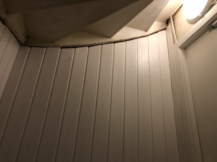 Pärlspont på källarvägg med 1-1,5 cm gap mot snedtak över trappa.