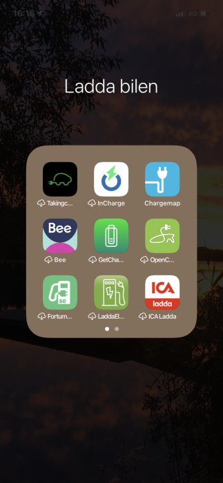 Skärmdump av en mobiltelefon med en mapp ikonmärkt 'Ladda bilen' innehållande olika appar för elbilsladdning.