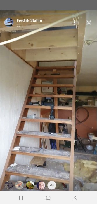 Öppet bjälklag redo för renovering med golvspån, isolering och verktyg synliga.