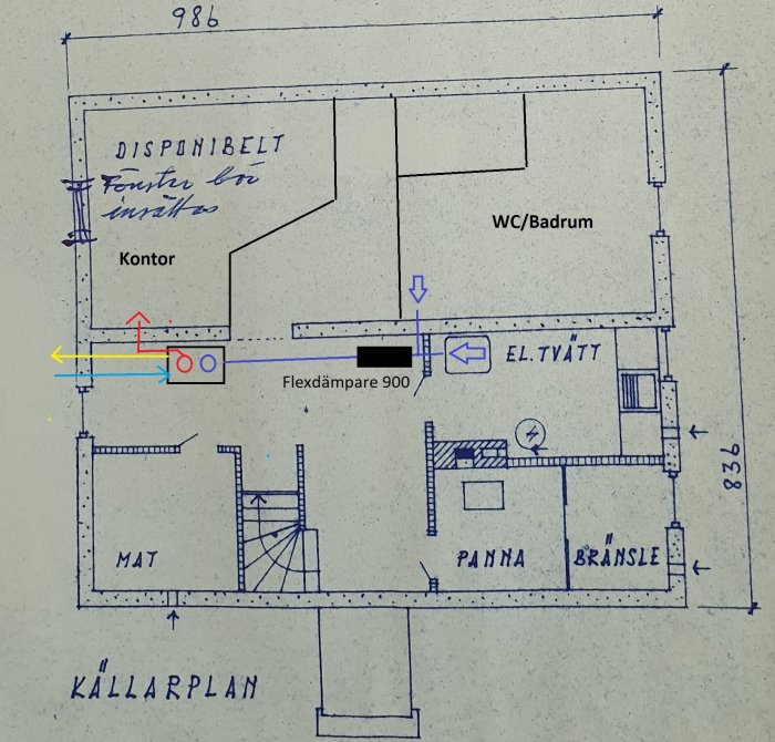 Handritad skiss av källarplan med markerade ventilationsvägar och installationsdetaljer.