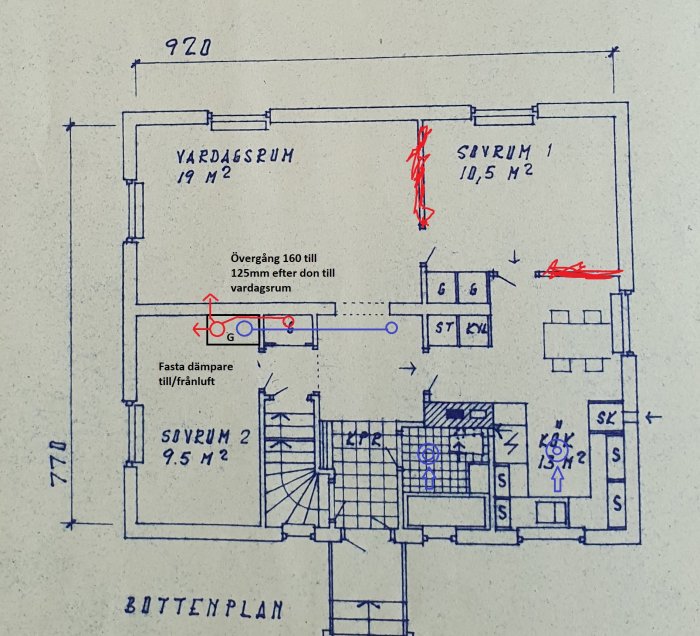 Handritad skiss av husplan som visar ventilationssystem med märkningar och anmärkningar.