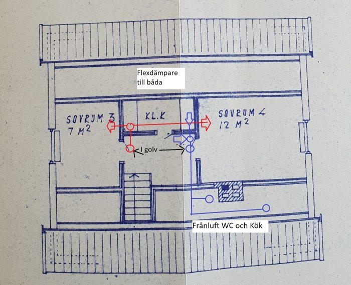 Ritning över husplan med markerade luftkanaler, dämpare och ventiler för ventilationssystemet.