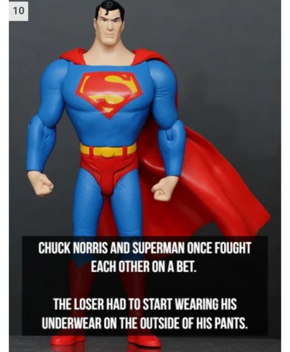 Superman-actionfigur med röd mantel och traditionell dräkt, står framför en text om ett påstått vad med Chuck Norris.