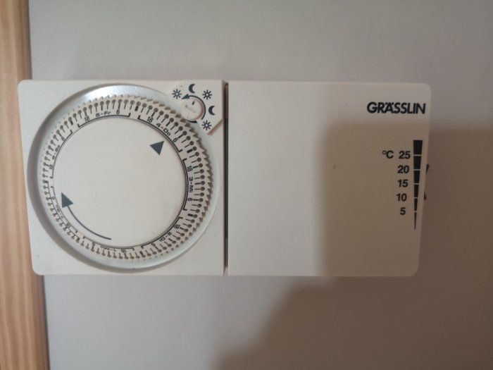 Analog Grässlin-timer med temperaturskala för byggprojekt.