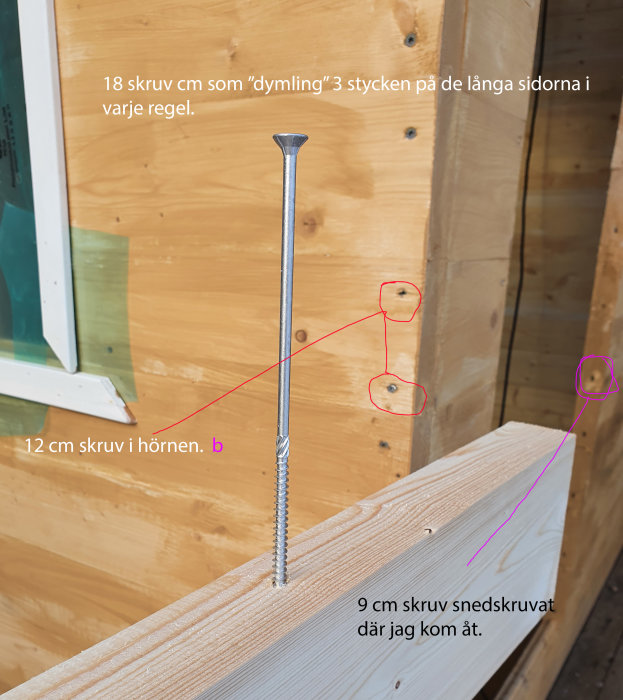 Träreglar i en byggkonstruktion med markerade skruvpositioner och storlekar, inklusive en framhävande av en 12 cm skruv.