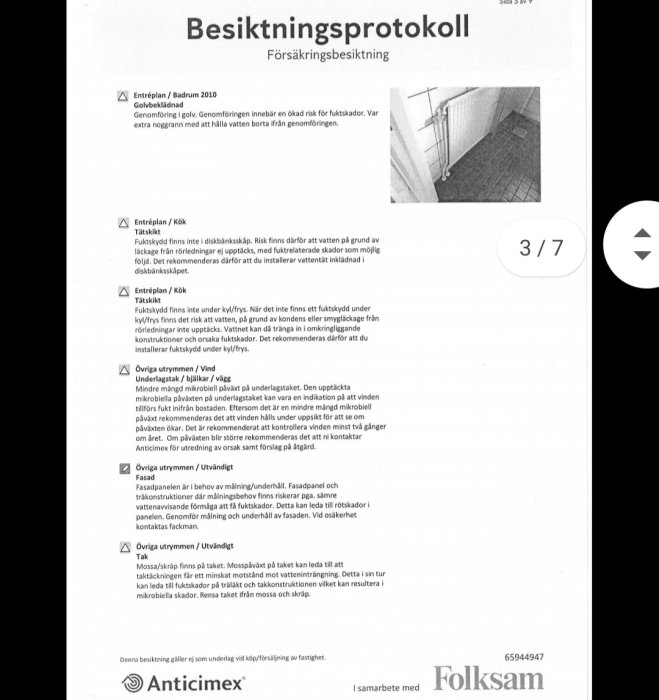 Sida ur ett besiktningsprotokoll med anteckningar om byggnadens skick, inklusive en bild på badrum.