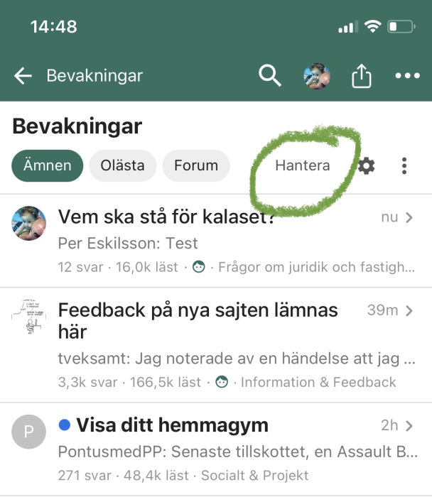 Skärmbild som visar en diskussionsforumssida med öppen flik 'Bevakningar' och en markerad 'Hantera'-knapp.