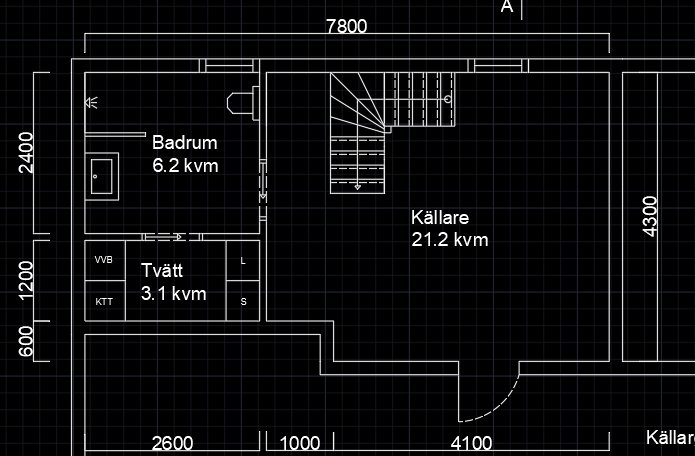 Ritning av en husplan med badrum, tvättstuga och en källare, markerad trappa i mitten av rummen.