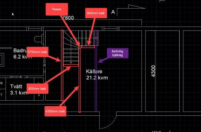 CAD-ritning av en källarplanlösning med markerad trappöppning och dimensionerade balkar.