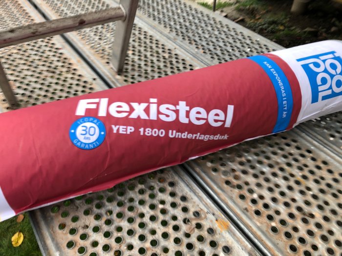 Rulle med Flexisteel underlagspapp på metallgaller.