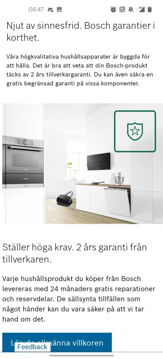 Modern kök med Bosch inbyggnadsugn, mikrovågsugn och diskmaskin, samt en dammsugare på golvet.