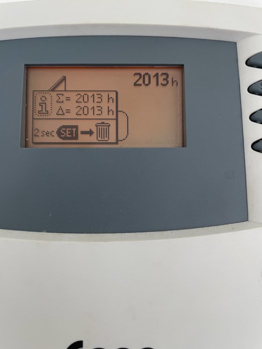 Display på energimätare visar en elförbrukning på 2013 kWh.