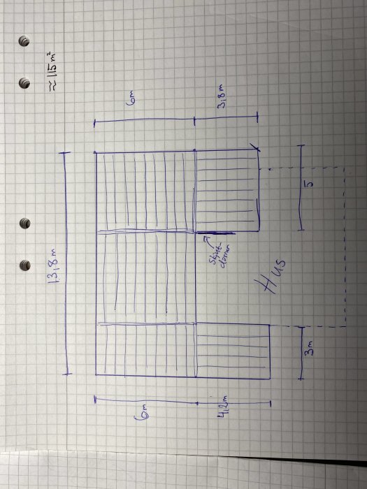 Handritad skiss av planerad altan med måttangivelser och markering av huset.
