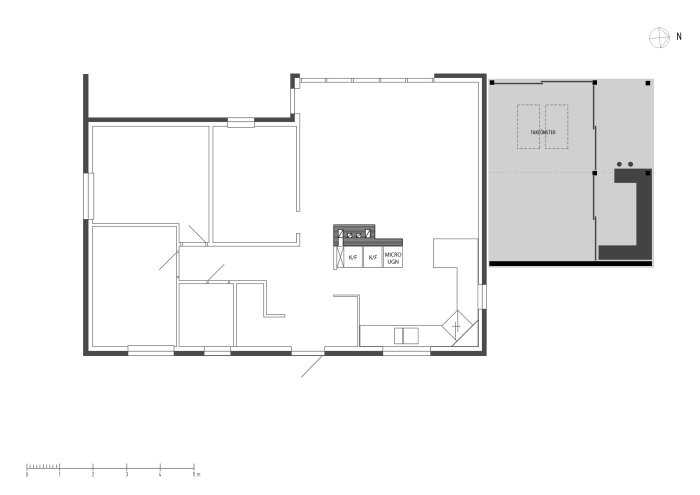 Planritning av hus med markerat område för uterum och utekök under sadeltak, inklusive måttangivelser.