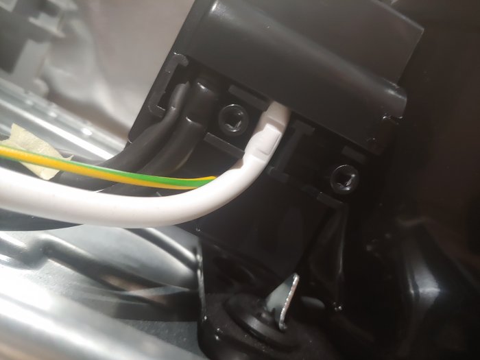 Närbild av ett startrelä på en Siemens kylskåpskompressor med modellnummer KG36VVI32/09.
