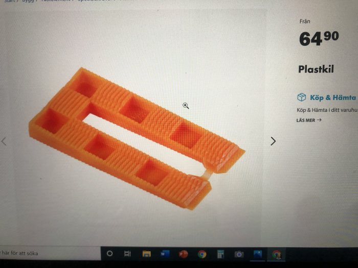 Orange plastkil i överkant av ett onlineshopfönster, med priset 64:90 och text "Plastkil" till höger.