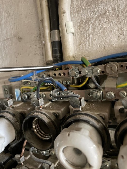 Elektrisk installation med EKKJ-kabel, proppar och säkringar i ett öppnat proppskåp.