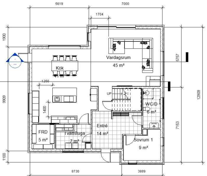 Arkitektritning av en våningsplan med kök, vardagsrum, sovrum och badrum, plus möbleringsförslag.