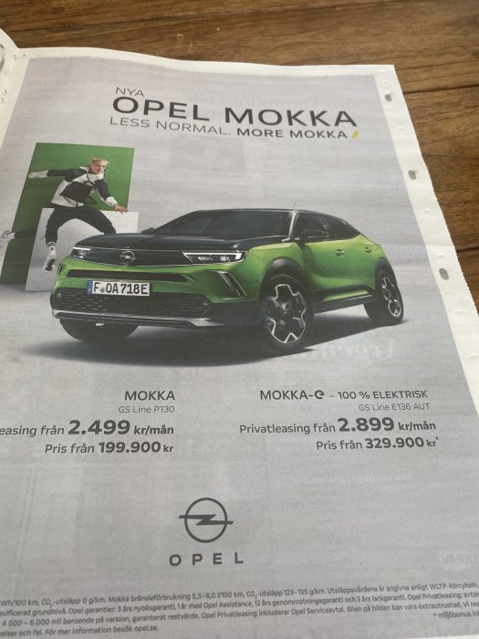 Annons i tidning för nya Opel Mokka och Mokka-e med leasing- och köppriser, omgiven av text och Opel-logotyp.