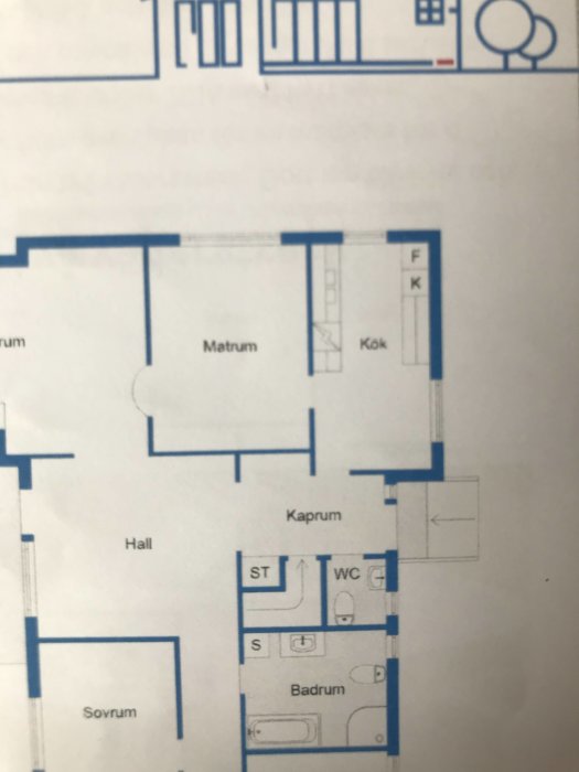 Delvis suddig ritning av planlösning för en bostad, inkluderar kök, sovrum och badrum.