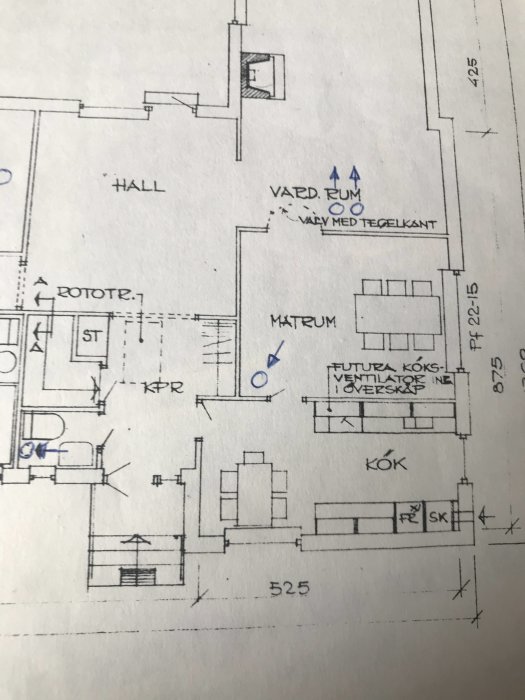 Ritning av en husplan med markerat vardagsrum, kök och hall samt måttangivelser.