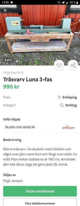 Träsvarv på trälåda framför röd vägg, inkluderar verktygshållare och svart spiralkabel.