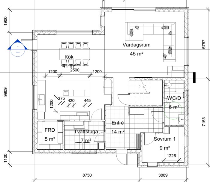 Arkitektritning av en våningsplanslayout som visar kök, vardagsrum, sovrum och andra utrymmen med detaljerade måttangivelser.