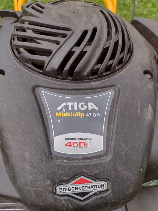 Närbild av en motor till en STIGA Multiclip 47 QB gräsklippare med märkning från Briggs & Stratton.