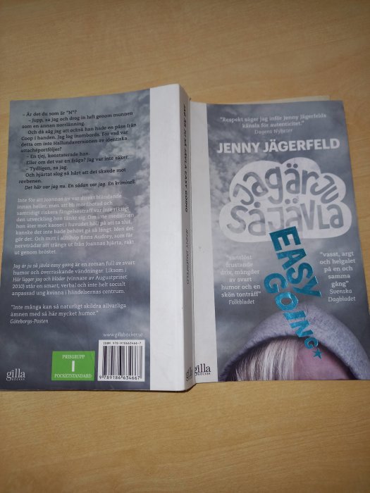 En öppen bok vilar på ett bord med titeln "Jag är ju så jävla easy going" av Jenny Jägerfeld.